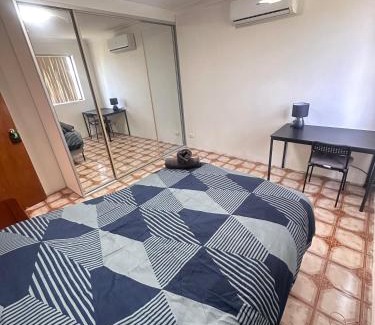 Lurnea Casa | Spacious Queen Room with Air Conditioning - L1