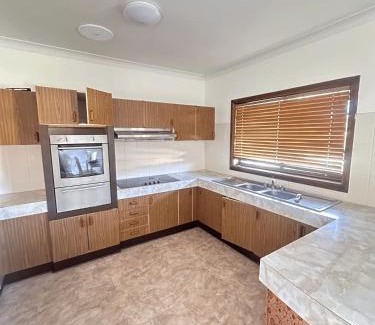 Lurnea Casa | Spacious Queen Room with Air Conditioning - L1