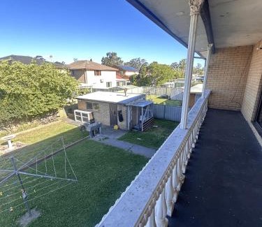 Lurnea Casa | Spacious Queen Room with Air Conditioning - L1