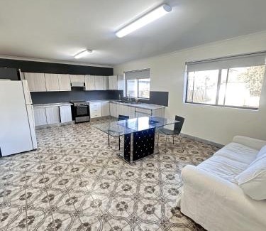 Lurnea Casa | Spacious Queen Room with Air Conditioning - L1