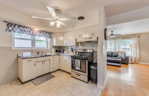 St. Louis Hills Condominio | Spacious | Quiet | 1 bedroom duplex w free parking!