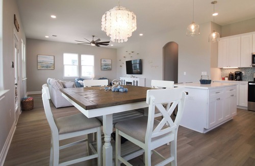 San Luis Casa | Spacious, quiet 3BR getaway, seconds from the beach, large deck for sunning