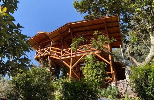 Guangopolo Chalet De Esquí | Spacious Quinta with green areas