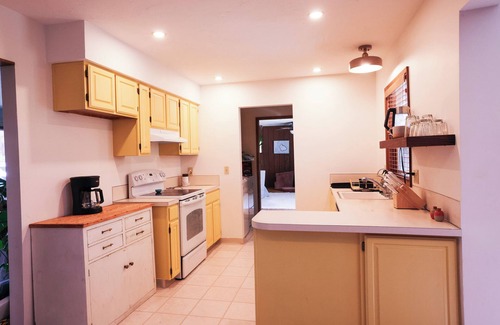 Milwaukie Casa | Spacious Ranch in Charming Milwaukie-1 mile from Sellwood
