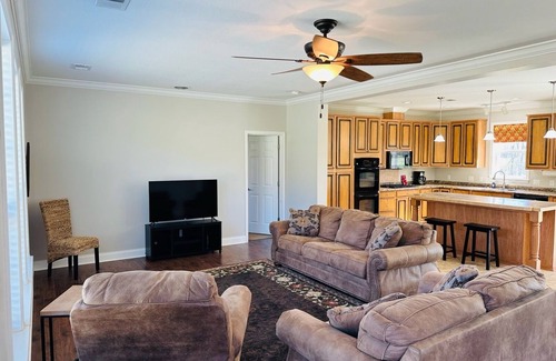 Mountain View Otro | Spacious ranch-style home