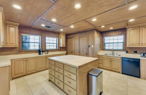 Weston Casa | Spacious Ranch Style Home w/ Cinema Room