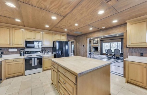 Weston Casa | Spacious Ranch Style Home w/ Cinema Room