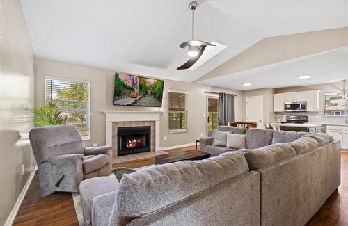 Canal Winchester Casa | Spacious Ranch Living 3 Car Garage, Rainfall shower, on a Half acre lot.