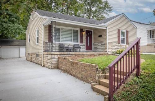 St. Charles Historic District Casa | Spacious Ranch, Walk to Main!