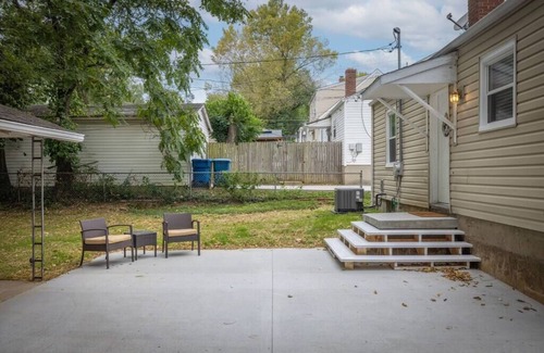 St. Charles Historic District Casa | Spacious Ranch, Walk to Main!