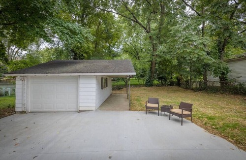 St. Charles Historic District Casa | Spacious Ranch, Walk to Main!