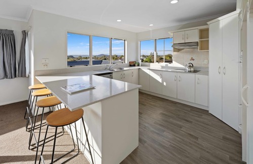 Lynmore Casa | Spacious Redwood Retreat with Lake Views OPEN NOW