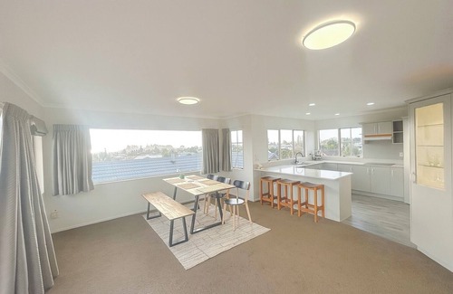 Lynmore Casa | Spacious Redwood Retreat with Lake Views OPEN NOW