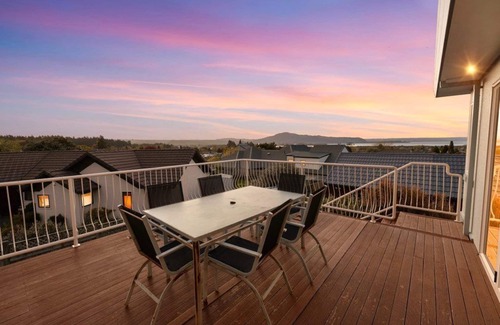 Lynmore Casa | Spacious Redwood Retreat with Lake Views OPEN NOW