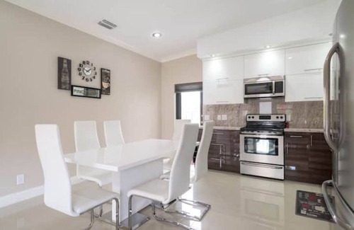 Lauderdale Beach Apartamento | Spacious Relaxing Modern home steps to beach #2