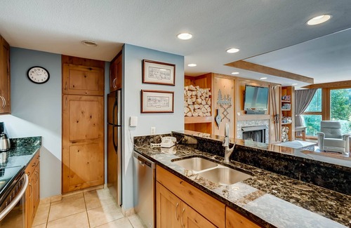 Lakeside Village Condominio | Spacious Remodel, 4br, Minutes To Conf Center & Slopes! 4 Bedroom Condo by RedAwning