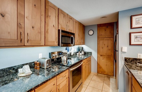 Lakeside Village Condominio | Spacious Remodel, 4br, Minutes To Conf Center & Slopes! 4 Bedroom Condo by RedAwning