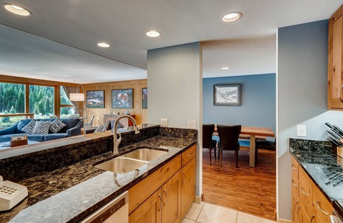Lakeside Village Condominio | Spacious Remodel, 4br, Minutes To Conf Center & Slopes! 4 Bedroom Condo by RedAwning