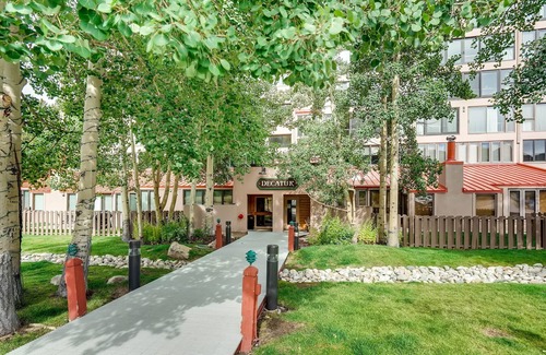 Lakeside Village Condominio | Spacious Remodel, 4br, Minutes To Conf Center & Slopes! 4 Bedroom Condo by RedAwning