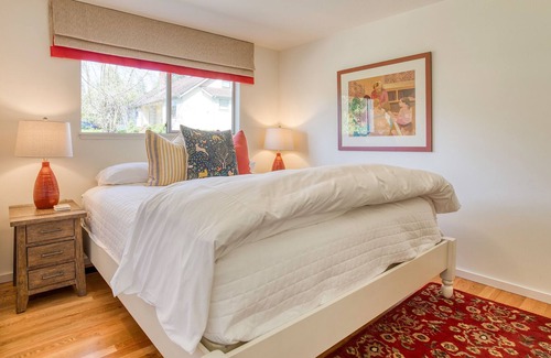 Shoreline Casa | Spacious remodeled home sleeps 8, Convenient Location Near I-5 and Seattle