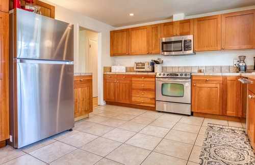 Shoreline Casa | Spacious remodeled home sleeps 8, Convenient Location Near I-5 and Seattle