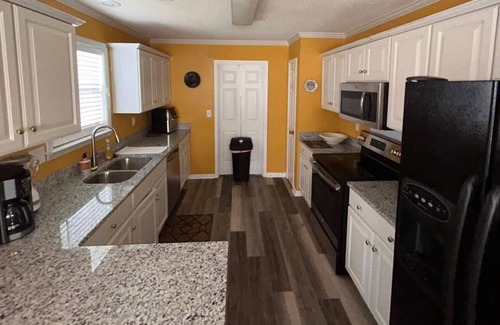 Southwind Casa | Spacious remodeled home in East Memphis