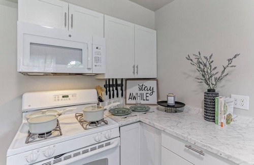 Columbus Casa | Spacious, Reno’d, 4Bed/2Bath Home in Central Columbus with WiFi, & Fenced yard!