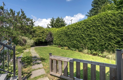 Upper Lonsdale Casa | Spacious Residence - Perfect Location