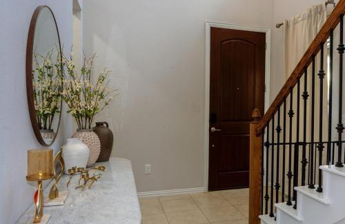 Manchaca Casa | Spacious Retreat - 3 King Beds - Free Parking
