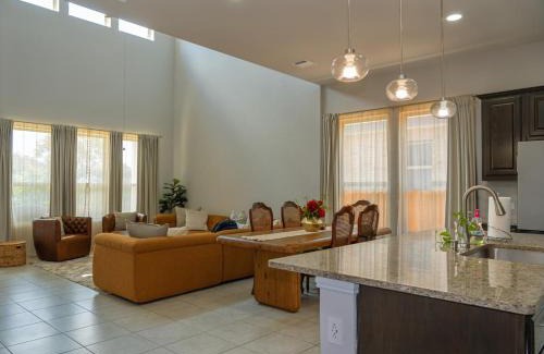 Manchaca Casa | Spacious Retreat - 3 King Beds - Free Parking