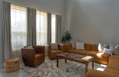 Manchaca Casa | Spacious Retreat - 3 King Beds - Free Parking