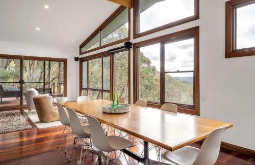 Wentworth Falls Casa | Spacious Retreat with Breathtaking Views