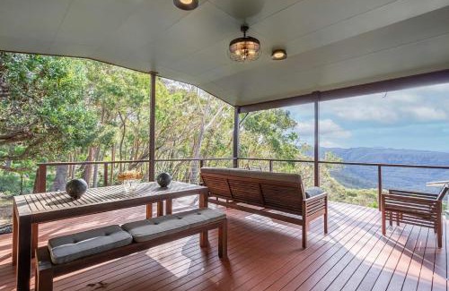 Wentworth Falls Casa | Spacious Retreat with Breathtaking Views
