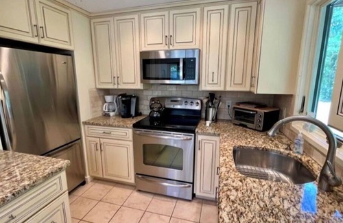 West Tisbury Casa | Spacious Retreat. Close to beach & bike trails. AC, deck & outdoor shower