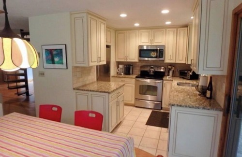 West Tisbury Casa | Spacious Retreat. Close to beach & bike trails. AC, deck & outdoor shower