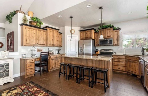 Grantsville Casa | Spacious Retreat for over 32 Parking, Horse Stalls