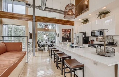 Brentwood Casa | Spacious Retreat for Groups W/Workspace Min to DT & SXSW Top Spots!