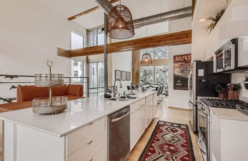 Brentwood Casa | Spacious Retreat for Groups W/Workspace Min to DT & SXSW Top Spots!