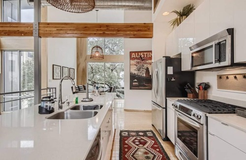 Brentwood Casa | Spacious Retreat for Groups W/Workspace Min to DT & SXSW Top Spots!