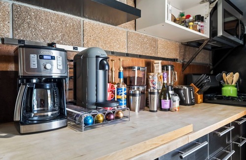 Sisters Apartamento | Spacious retreat for reunions, friends, family, and business