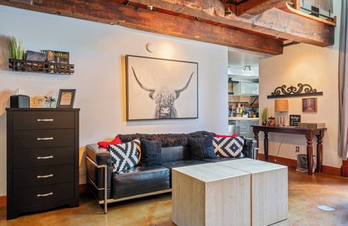 Sisters Apartamento | Spacious retreat for reunions, friends, family, and business