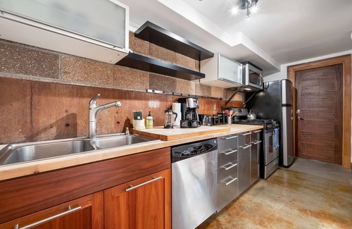 Sisters Apartamento | Spacious retreat for reunions, friends, family, and business