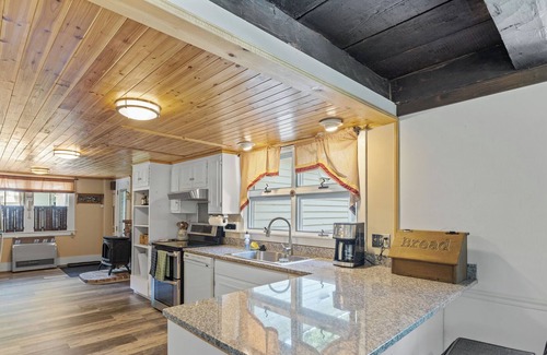 Silver Lake Casa | Spacious Retreat Tamworth: Main House & Cottage - Sleeps 12