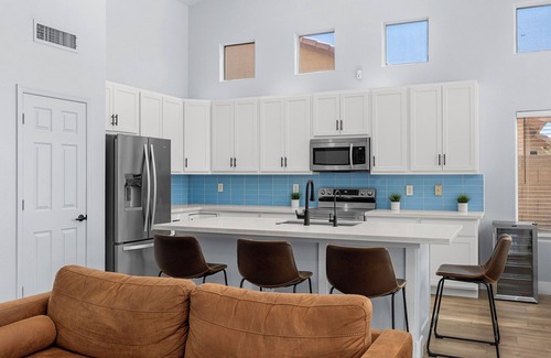 Pivotal Peoria Center Casa | Heated Pool w/ no extra fee - Spacious & Open - Near Sports Facilities