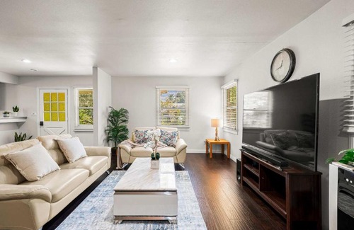 East Pasadena Casa | Spacious Retreat w Large Kitchen & Outdoor Patio