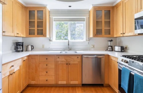 Phinney Ridge Casa | Spacious retreat with outdoor dining, patios and views