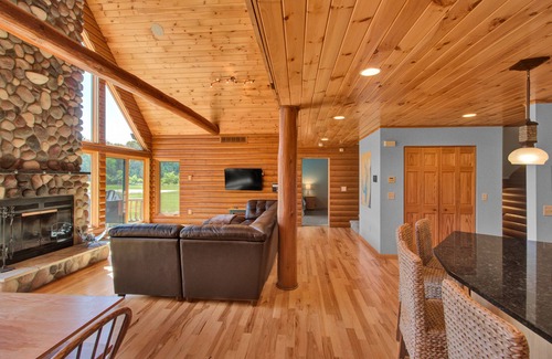 Mauston Casa | Retiro espacioso con piscina privada y estanque de pesca cerca de Wisconsin Dells
