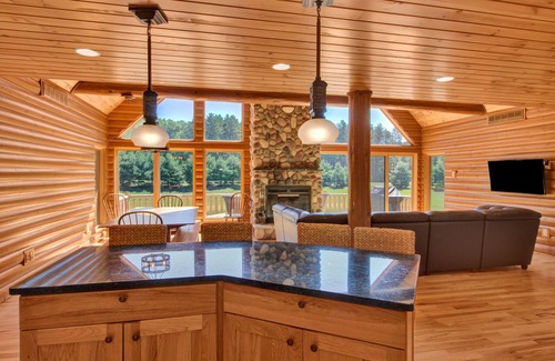 Mauston Casa | Retiro espacioso con piscina privada y estanque de pesca cerca de Wisconsin Dells