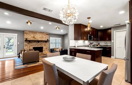 West Oak Hill Apartamento | Spacious Retreat with Private Pool
