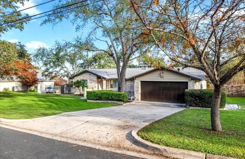 West Oak Hill Apartamento | Spacious Retreat with Private Pool